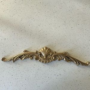 Syroco gold pediment
